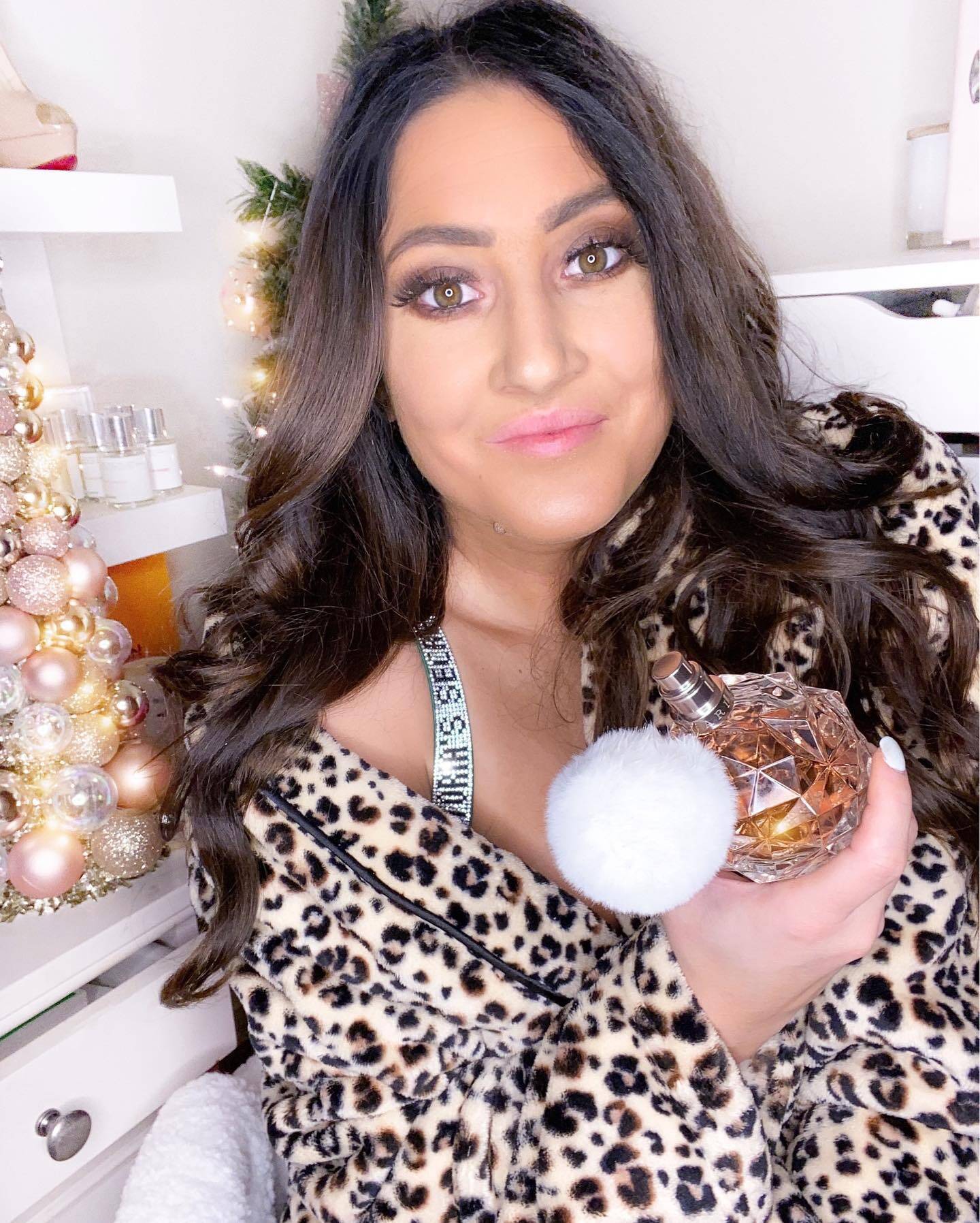 My new signature scent for going out 🥰 it smells amazing. If you know you know ✨
.
Shop everything on my @shop.ltk (selahchristeen) including the softest robe ever 
.
.
#robe #gettingready #victoriassecret #cheetahprint #michiganblogger #detroitblogger #ari #perfume #fragrance #ariannagrande #lifestyleblogger #michiganyoutuber #lazydays #glam #cheetahrobe #ariannagrandefragrance