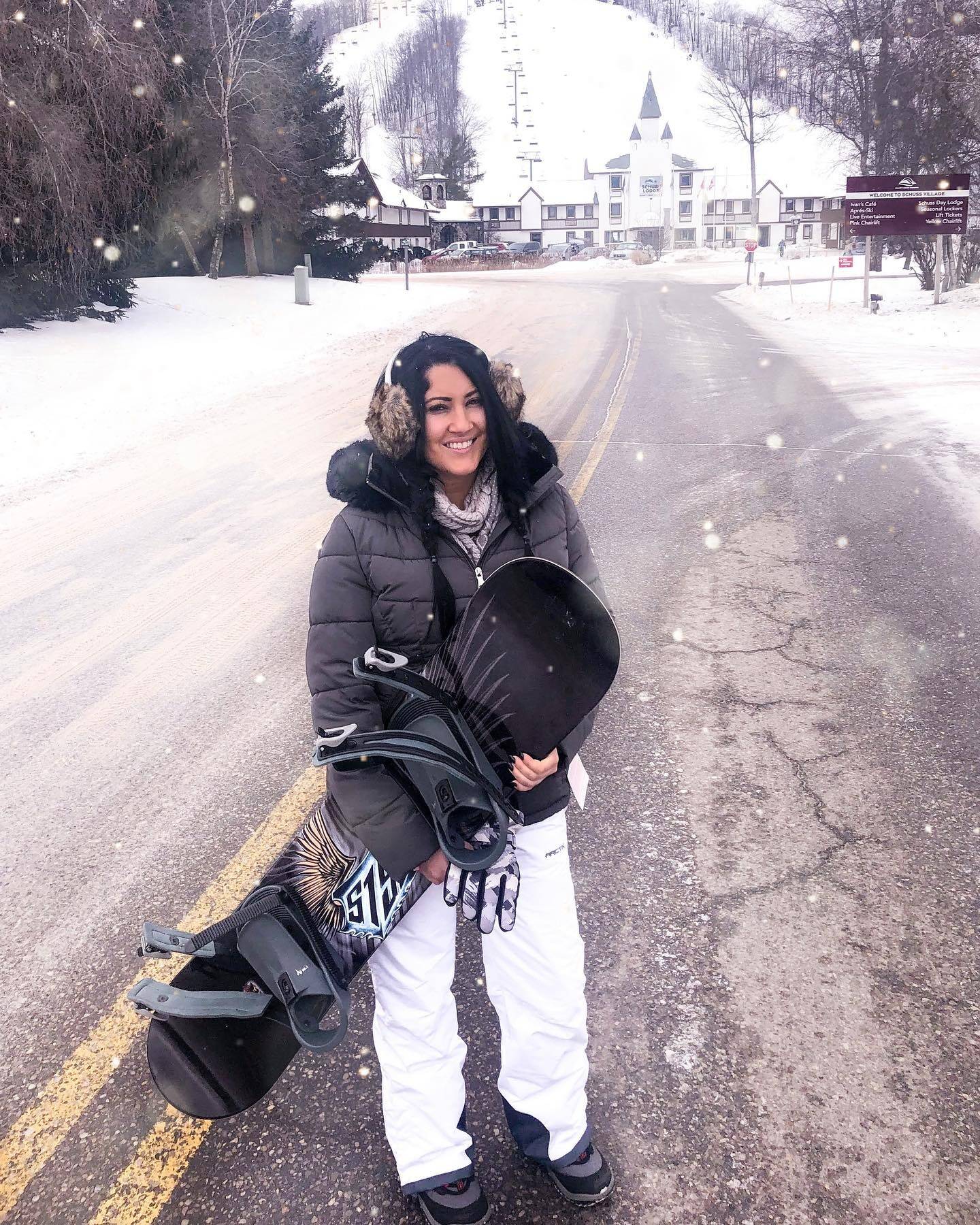 Don’t let the gear fool you I can’t even make it down the bunny hill 🐰🏂❄️
.
.
#michiganblogger #michiganwinter #bunnyhill #snowboarding #skiing #skiitrip #snowboardgirl #isuck #snow #wintersports #detroitblogger #winterwonderland #michiganwinterssuck #snowgear