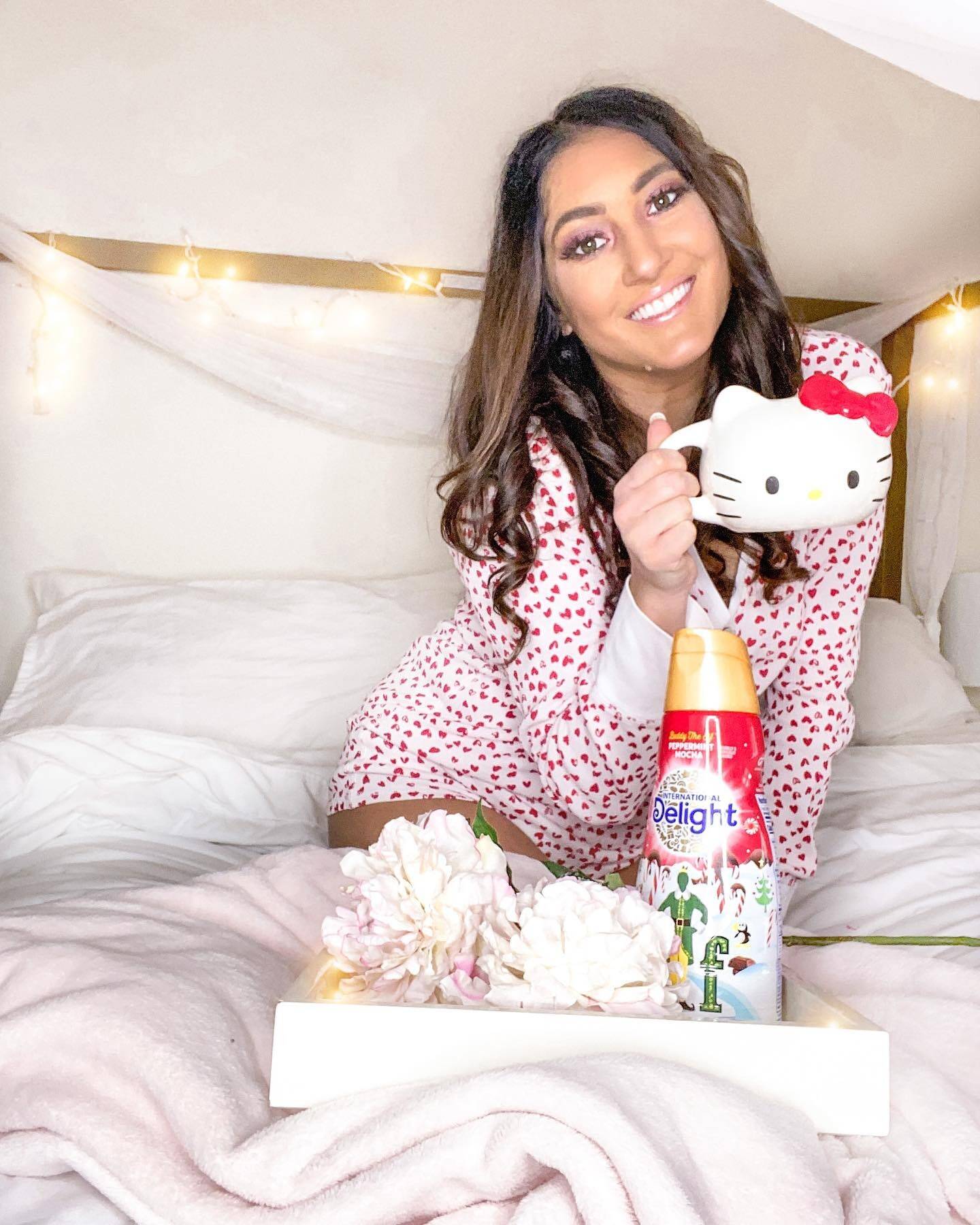 Coffee in bed on the weekends✔️ happy Saturday everyone !🥰❤️
.
.
#coffeelover #michiganblogger #breakfast #breakfastinbed #detroitbloggers #bed #pajamaday #hellokitty #coffeetime #coffeeaddict #victoriassecret #blogger #lifestyleblogger